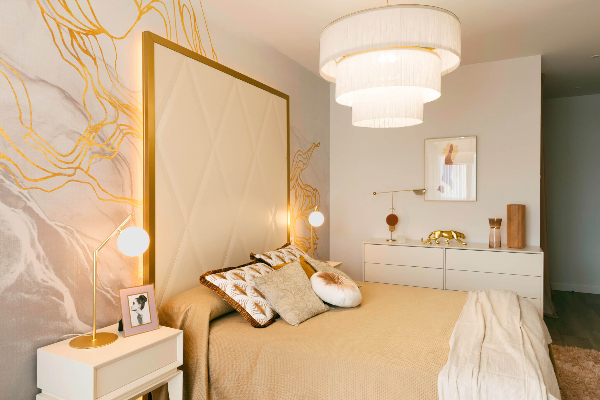 Dormitorio matrimonio en tonos beiges y dorados.