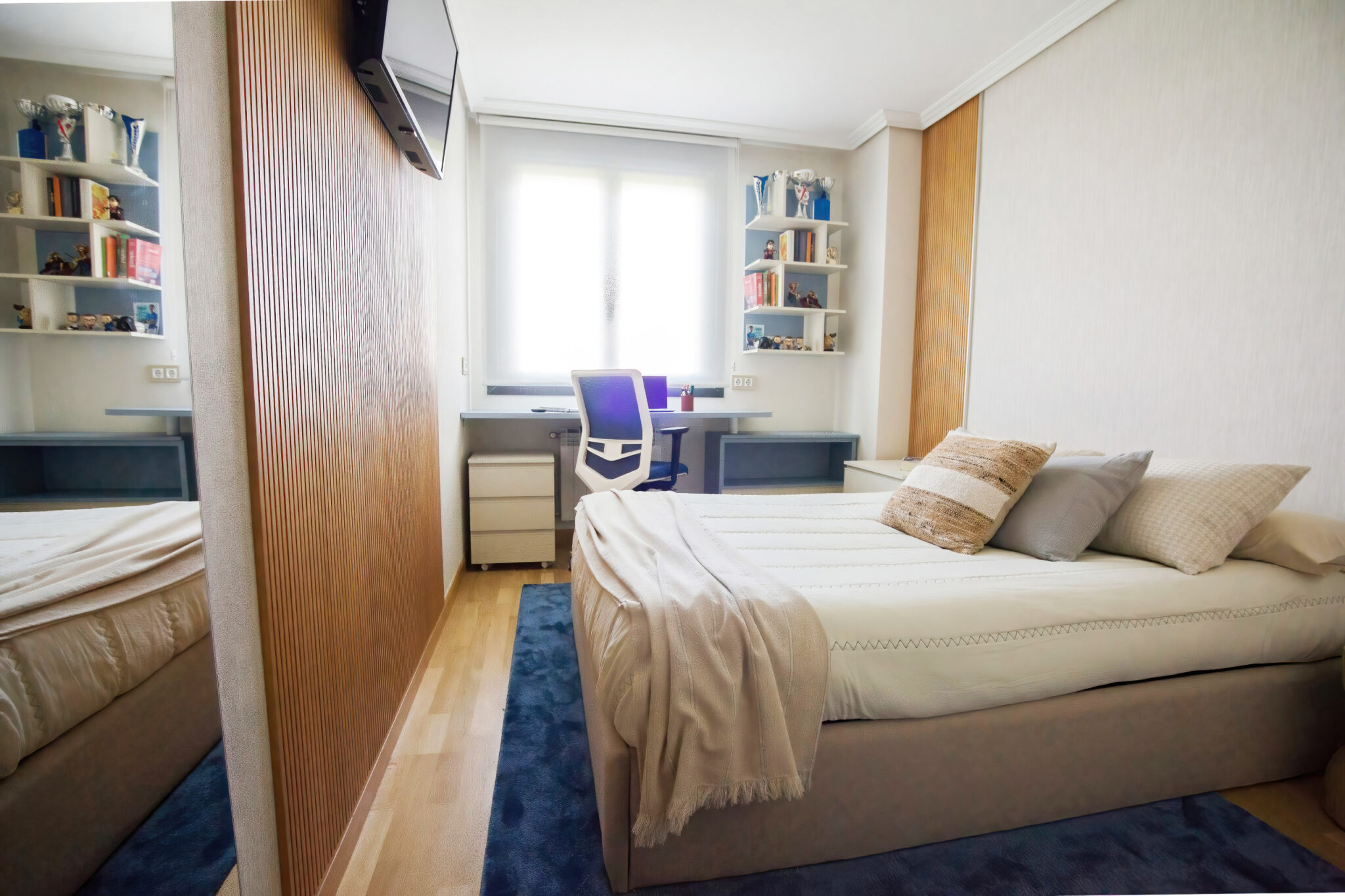 Dormitorio juvenil decorado en tonos beige y azules.