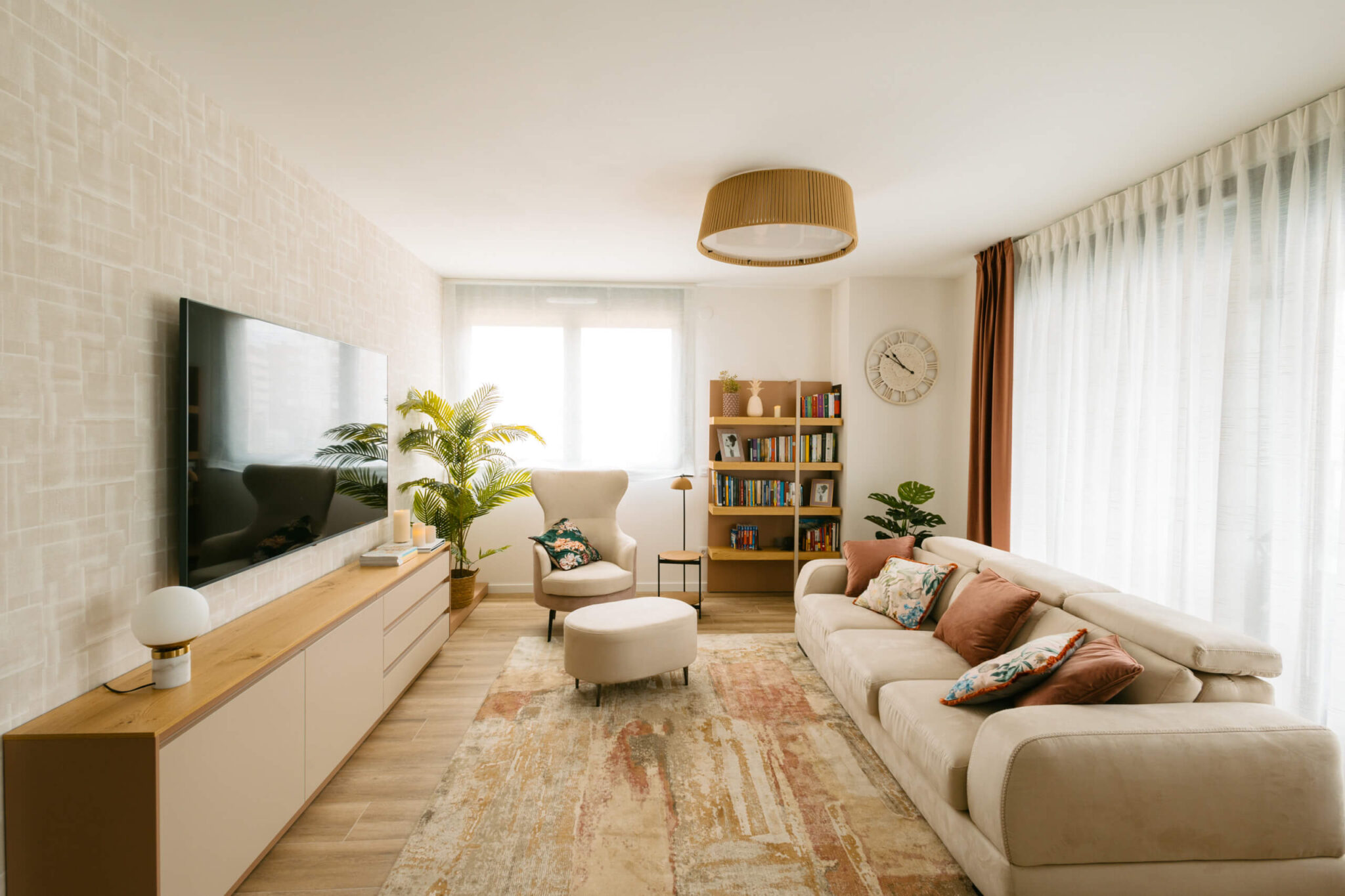Salón decorado con tonos y sofá beige por los interioristas de Habitaka en Vitoria Gasteiz.