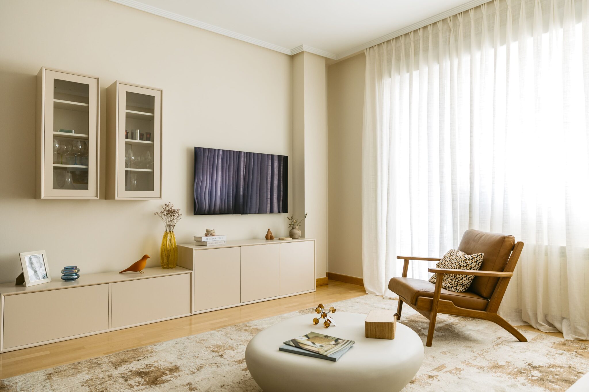 Salón contemporaneo en tonos tierra
