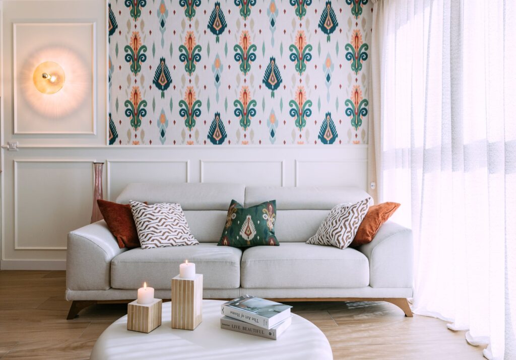 diseño de interiores, decoración de interiores, salón moderno, salón elegante, decoración de salón, interiorismo moderno, interiorismo cálido, papel pintado, papel floral, papel verde, combinar papel colorido con sofá, decoración colorida salón, papel y cojines combinados
