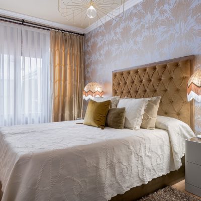 Dormitorio clásico renovado en tonos marrones decorado por Habitaka en Vitoria- Gasteiz.