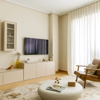 Salón contemporaneo en tonos tierra