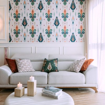 diseño de interiores, decoración de interiores, salón moderno, salón elegante, decoración de salón, interiorismo moderno, interiorismo cálido, papel pintado, papel floral, papel verde, combinar papel colorido con sofá, decoración colorida salón, papel y cojines combinados